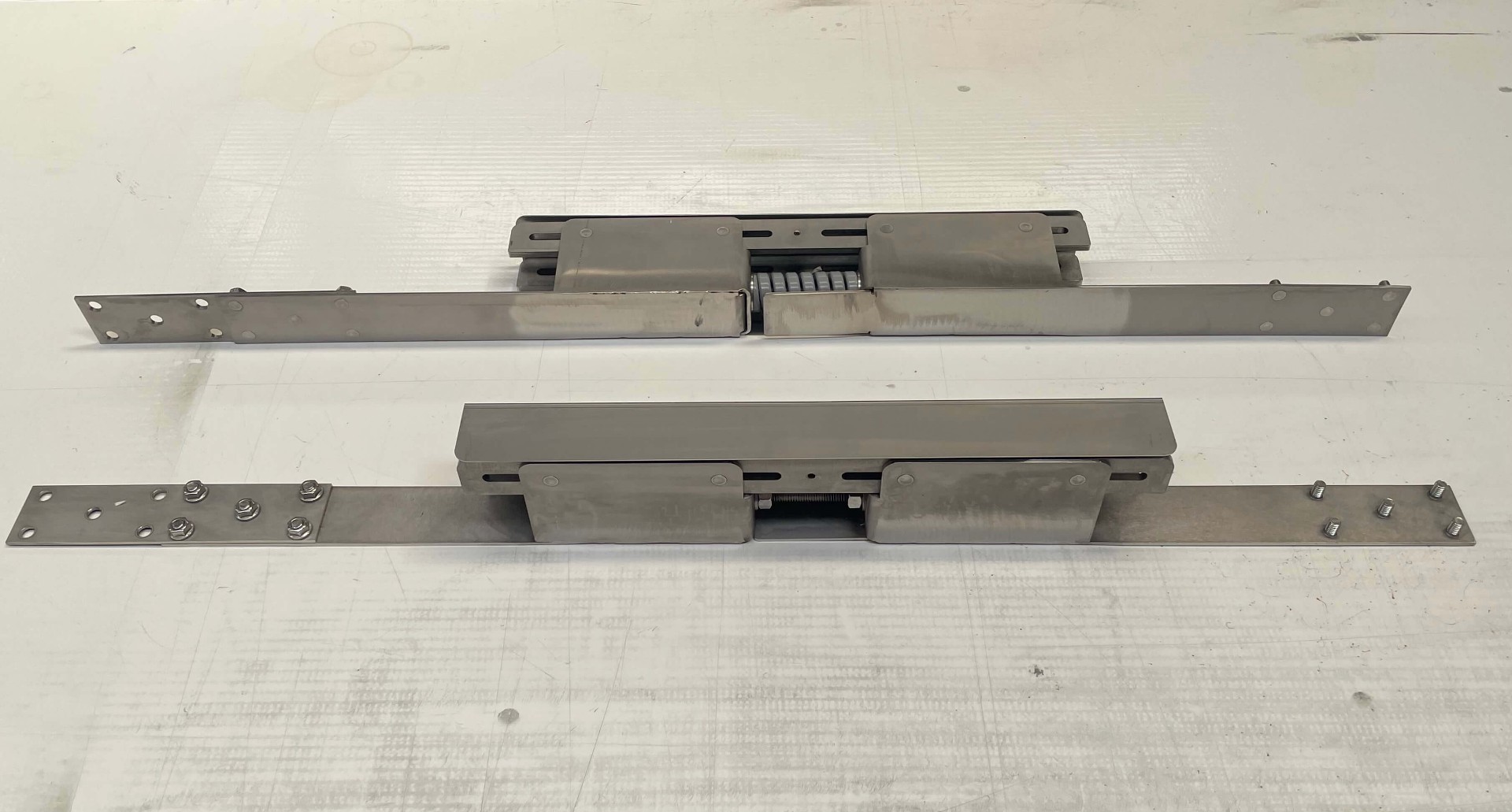 Sistemi di ancoraggio FDMTech con molle e piastre di fissaggio