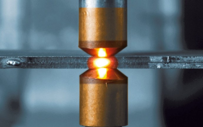 Saldatura a punti su componente metallico